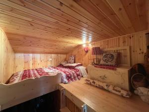 Zimmer mit einem Bett in einer Holzhütte in der Unterkunft Sèn jan apartment 150 mt dalle piste in Pozza di Fassa