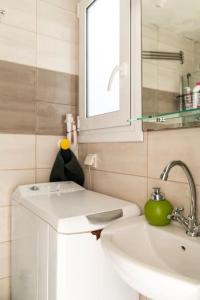 Kúpeľňa v ubytovaní Cute full apt w/backyard in Paleo Faliro