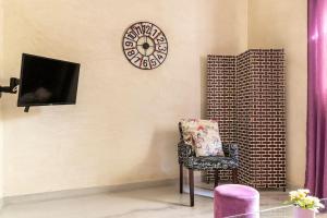 Televízia a/alebo spoločenská miestnosť v ubytovaní Cute full apt w/backyard in Paleo Faliro