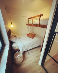 ein kleines Zimmer mit 2 Etagenbetten und einem Korb in der Unterkunft Sea5 @ Nieuwpoort! Penthouse bij zee en winkels in Nieuwpoort