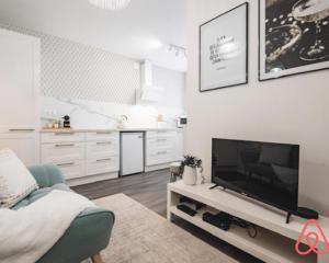 Cosy Bulle في رانس: غرفة معيشة مع تلفزيون بشاشة مسطحة وأريكة