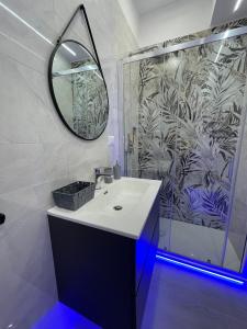 W łazience znajduje się umywalka oraz prysznic z lustrem. w obiekcie Casa Vacanza Venere w mieście Barletta