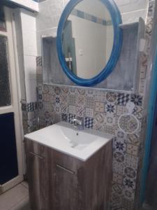 y baño con lavabo y espejo. en Casa Violette en Almería