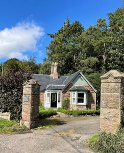 una casa con una puerta delante de ella en Princeland Lodge, en Blairgowrie