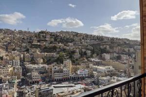 een balkon met uitzicht op de stad bij Khirfan Crown Houses -downtown in Amman