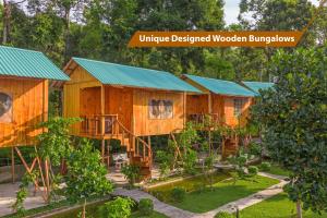 una fila di capanne di legno in una foresta di Sim Bungalow a Phu Quoc