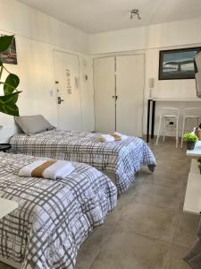 1 dormitorio con 2 camas y ordenador portátil. en Departamento en Recoleta en Buenos Aires