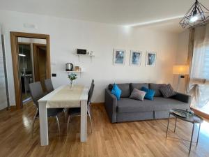 Aurelia Sweet House في روما: غرفة معيشة مع أريكة وطاولة