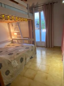 1 dormitorio con litera y balcón en Casa Lova, en Propriano