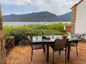 una mesa y sillas en un patio con vistas en Casa Lova, en Propriano