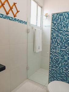 een badkamer met een douche en een toilet bij Miau de Pipa in Pipa