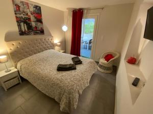 um quarto com uma cama com um chapéu em sol y mar 2 em Saint-Aygulf