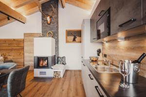 Televízia a/alebo spoločenská miestnosť v ubytovaní Chalet Hochthron