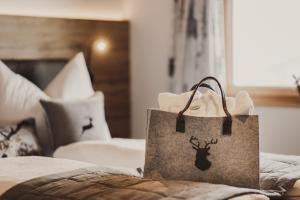 torba na zakupy na łóżku w obiekcie Chalet Hochthron w mieście Pfarrwerfen