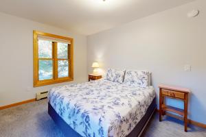 1 dormitorio con cama y ventana en Broadlake, en Thayer Beach