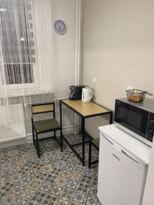 W kuchni znajduje się stół oraz biurko z kuchenką mikrofalową. w obiekcie Apartamenty Błogi Sen II- komfortowy nocleg w spokojnej lokalizacji w Zabrzu