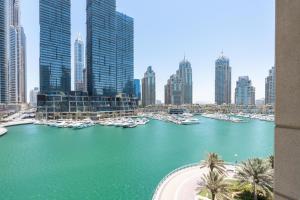vistas a un puerto con barcos en una ciudad en Vacay Lettings - Iris blue spectacular Marina view Apartment, en Dubái