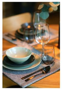 uma mesa com uma tigela e copos sobre uma mesa em Poilsio namelis 