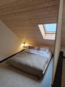 um quarto com uma cama grande num sótão em KuJezioru em Kleszczyn