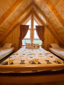 ein Schlafzimmer mit einem Bett im Dachgeschoss in der Unterkunft Villa in Rugove, Kosovo in Lekaj