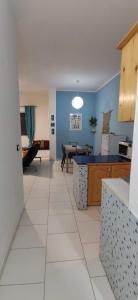 a kitchen and living room with a blue wall at Apart-Hotel Ca Elsa in Sal Rei