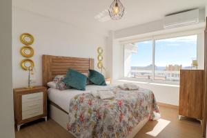 - une chambre avec un lit et une grande fenêtre dans l'établissement ROMANTIC TORREMOLINOS, à Torremolinos