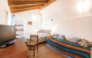 ein Wohnzimmer mit einem Sofa, einem Bett und einem TV in der Unterkunft Casa Nonna Nella in Marina dʼAndora