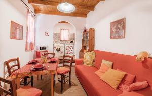 ein Wohnzimmer mit einem roten Sofa und einem Tisch in der Unterkunft Casa Nonna Nella in Marina dʼAndora