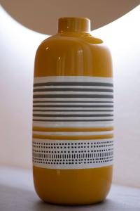 una bottiglia di senape seduta su un tavolo di Padova House a Padova