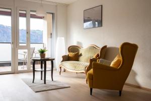 sala de estar con 2 sillas y mesa en Senevita Dorfmatt Ferienwohnungen und Apartments en Münsingen