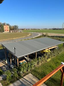 una vista sul tetto di un campo da tennis di CASA PAOLA a Sala Bolognese