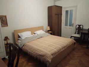 - une chambre avec un lit, une table et des chaises dans l'établissement Apartment Center Zagreb, à Zagreb