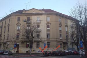 un grand bâtiment avec des voitures garées devant lui dans l'établissement Apartment Center Zagreb, à Zagreb