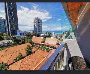 een balkon met uitzicht op een stad met gebouwen bij Golden Jomtien Beach Hotel in Jomtien Beach
