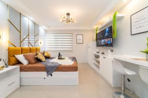 Μια τηλεόραση ή/και κέντρο ψυχαγωγίας στο Infini by J&J ( Persimmon Studio . WiFi . Pool )