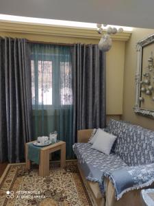 雅典的住宿－愛情兩層一室公寓，客厅配有沙发和桌子