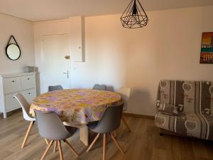 a dining room with a table and chairs at Spacieux F3 Port Leucate in Leucate