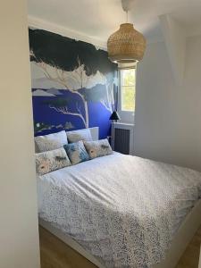 拉波勒的住宿－APPARTEMENT REFAIT A NEUF, IDEALEMENT SITUÉ，一间卧室配有一张蓝色墙壁的床