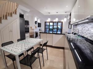 a kitchen with a table and chairs in a kitchen at Villacana Playa Silvia in Estepona