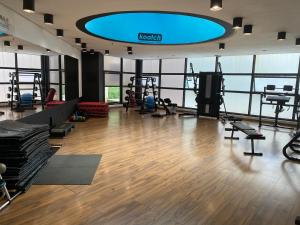 a gym with treadmills and machines in a room at Flat Jardins, entre Av Paulista e Parque do Ibiraquera in São Paulo