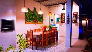 a dining room with a table and chairs at Pérola de Paraty 03 com Piscina in Paraty