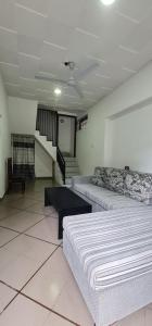 una sala de estar con 2 sofás y una escalera en Villa DEE DEE, en Galle