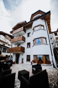 un gran edificio blanco con muchas ventanas en Atelier della Montagna, en Zambla Alta