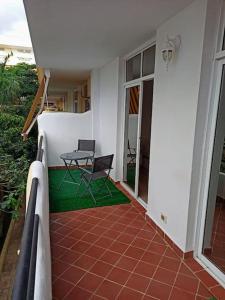 uma varanda com uma mesa e cadeiras numa casa em Casa de Simo · Sol, Relax y diversión em Adeje