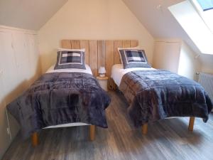2 Betten in einem Dachzimmer mit 2 Betten sidx sidx sidx sidx in der Unterkunft Kervig House Ty Laouen in Paimpol
