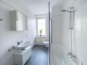 Koupelna v ubytování Stilvolle 2 Zimmer Wohnung mit Küche, TV, Waschmaschine
