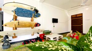 TV a/nebo společenská místnost v ubytování Madiha Surf House Lanka