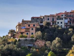 eine Gruppe von Häusern auf einem Hügel mit Bäumen in der Unterkunft Casa di Gian in Levanto