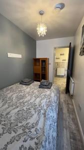 Säng eller sängar i ett rum på Palaz 5 - 3 bedroom Apartment