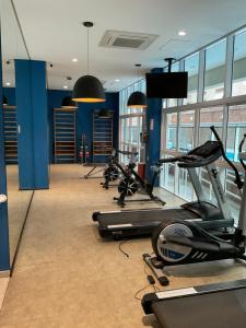 a gym with two treadmills and two exercise bikes at Estanconfor Flat Garagem e limpeza diária in Santos